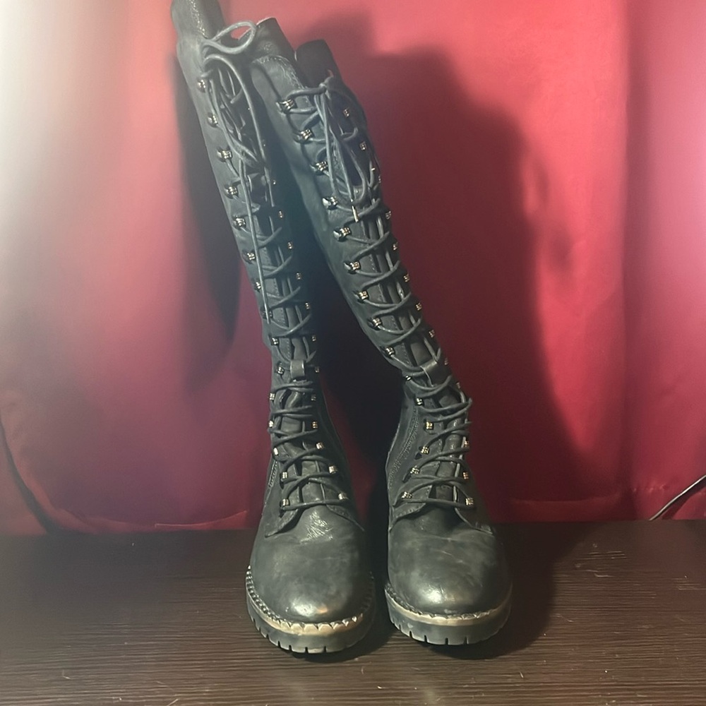 Vintage Foundry co. Size 8 gorgeous zip up leather boots